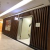 室內裝飾木紋弧形鋁方通_電影院幕墻吊頂裝飾一體弧形鋁方通
