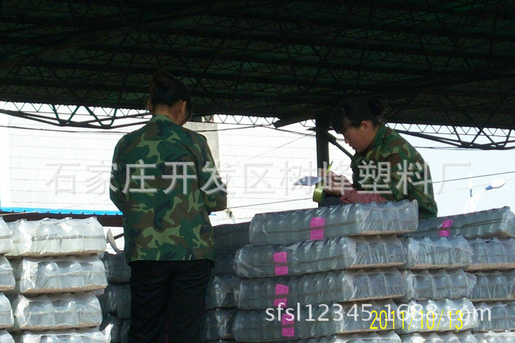 質檢人員正在檢驗PE收縮袋